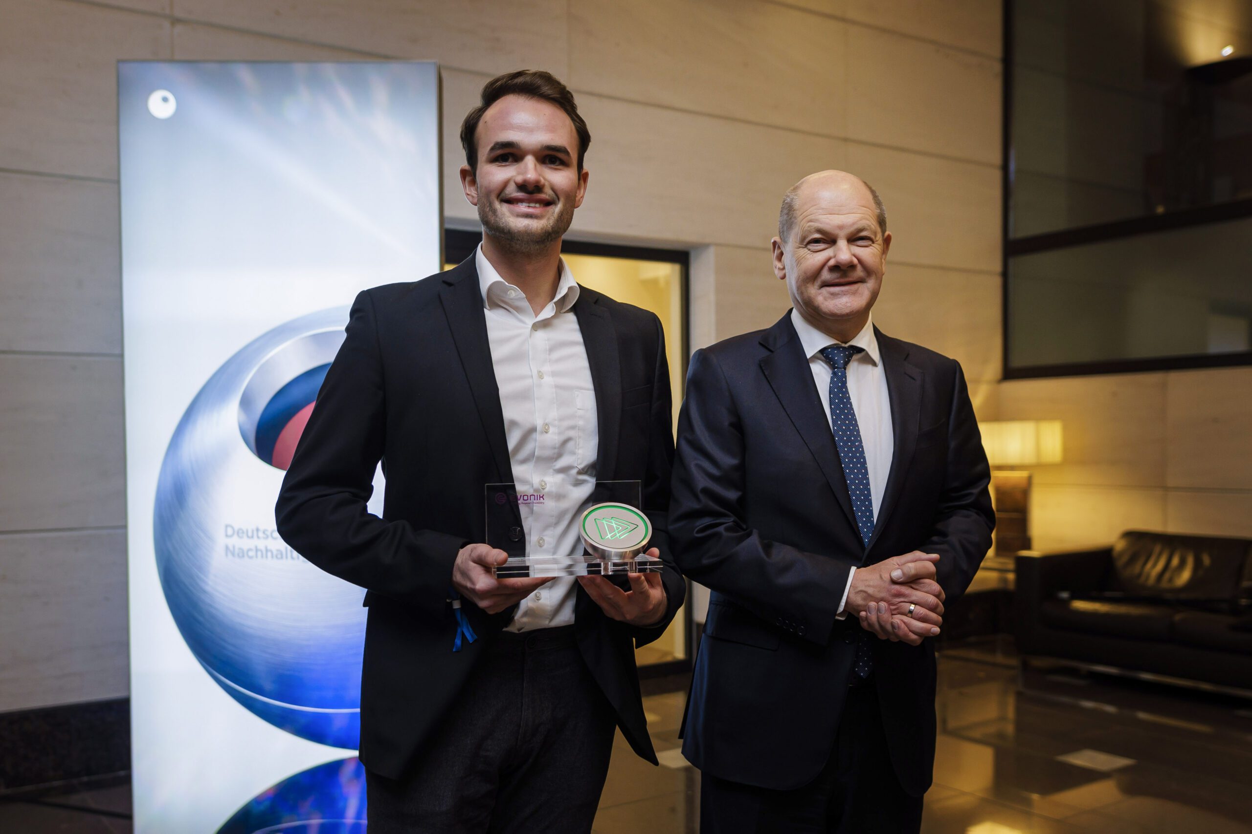 Bundeskanzler Olaf Scholz mit Marco Ries, Mitbegründer und Managing Director der ProteinDistillery GmbH, anlässlich der Preisverleihung des 15. Deutschen Nachhaltigkeitspreises.